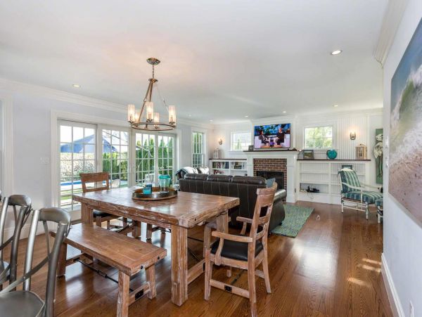 Cape Cod Home 994475