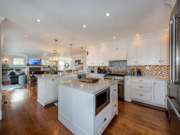Cape Cod Home 994475