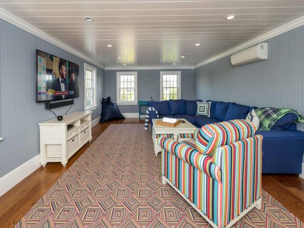 Cape Cod Home 994475