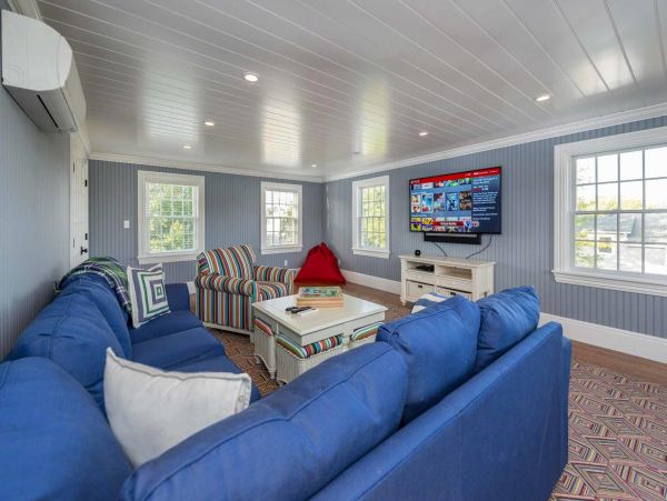 Cape Cod Home 994475