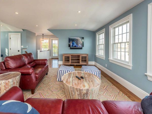 Cape Cod Home 994475
