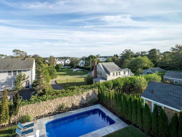 Cape Cod Home 994475