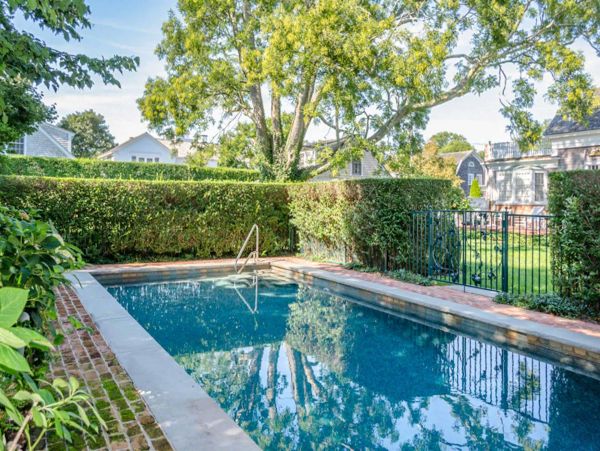 Cape Cod Home 994476