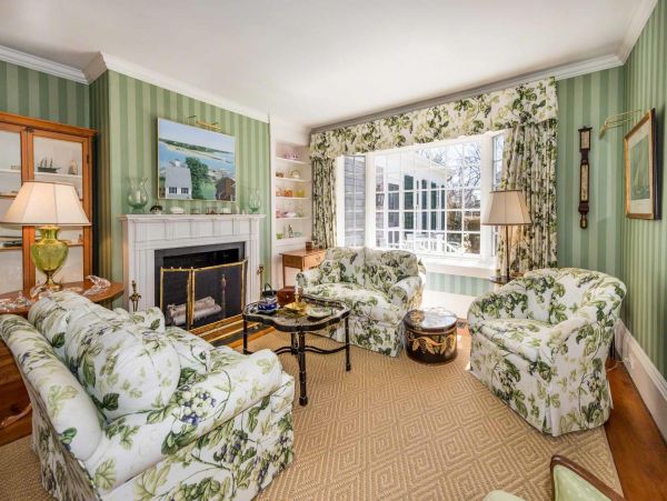 Cape Cod Home 994476