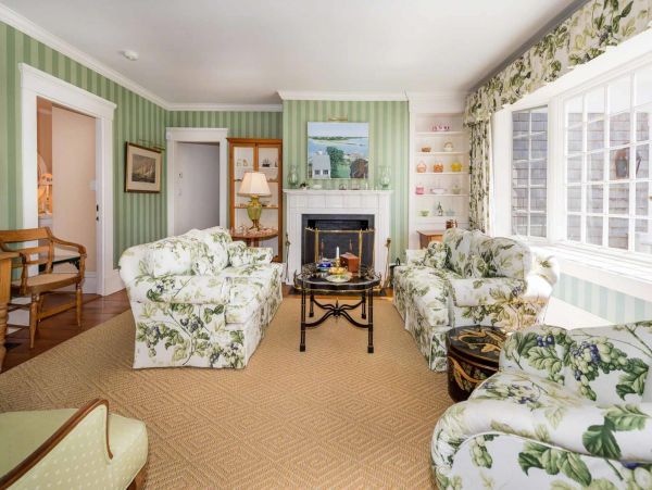 Cape Cod Home 994476
