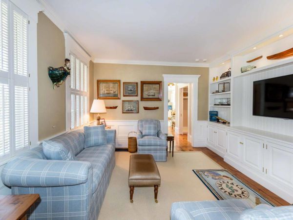 Cape Cod Home 994476