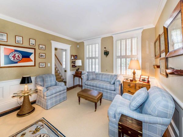 Cape Cod Home 994476