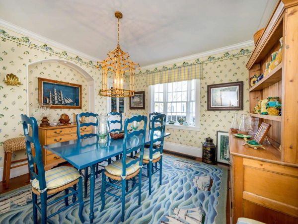 Cape Cod Home 994476