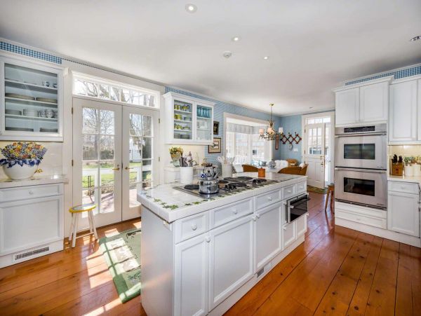 Cape Cod Home 994476