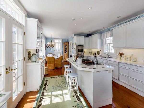 Cape Cod Home 994476