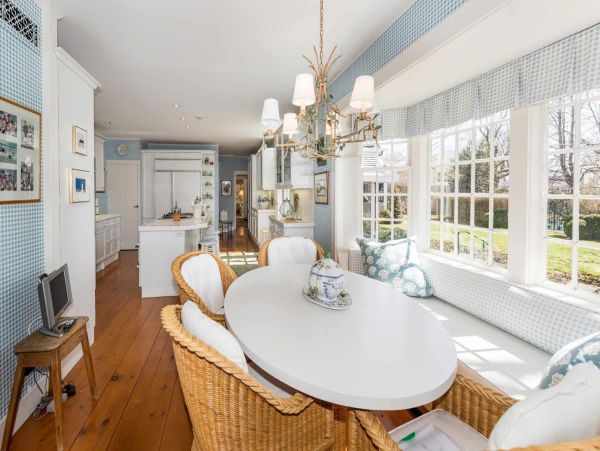 Cape Cod Home 994476