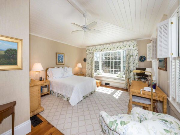 Cape Cod Home 994476