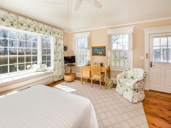 Cape Cod Home 994476