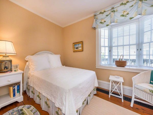 Cape Cod Home 994476