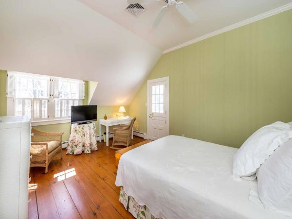 Cape Cod Home 994476