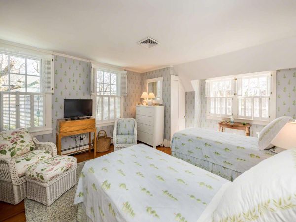 Cape Cod Home 994476