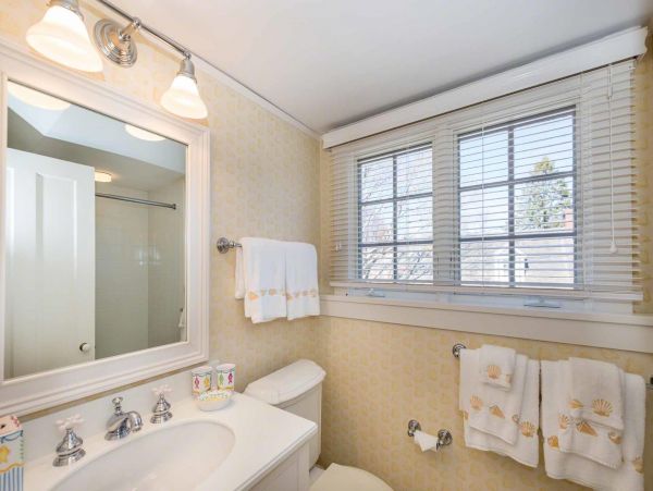 Cape Cod Home 994476