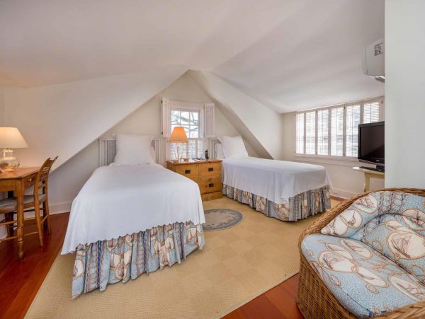 Cape Cod Home 994476