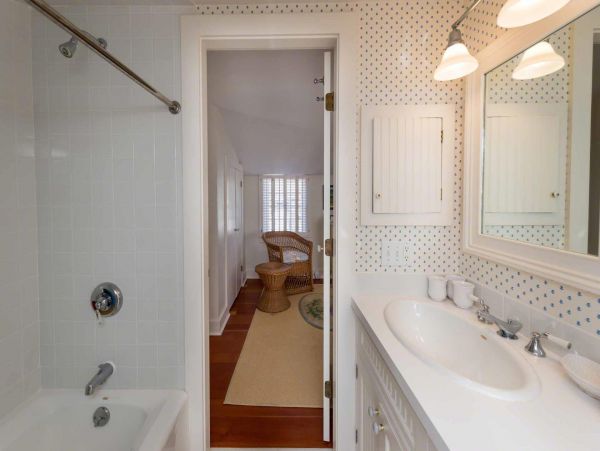 Cape Cod Home 994476