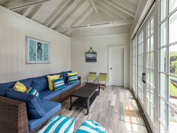 Cape Cod Home 994477
