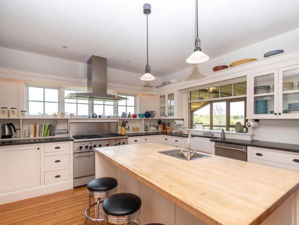 Cape Cod Home 994479