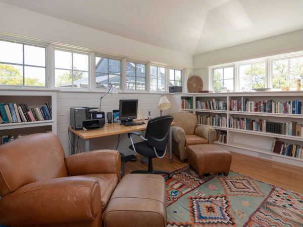 Cape Cod Home 994479
