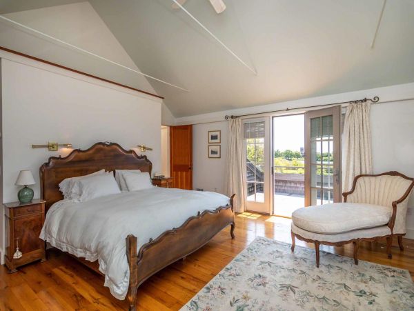 Cape Cod Home 994479