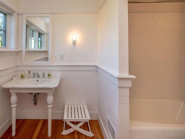 Cape Cod Home 994479