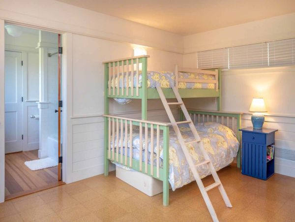 Cape Cod Home 994479