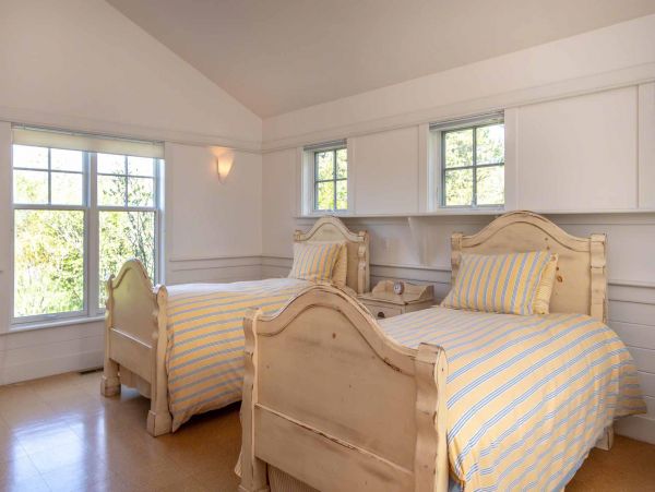 Cape Cod Home 994479