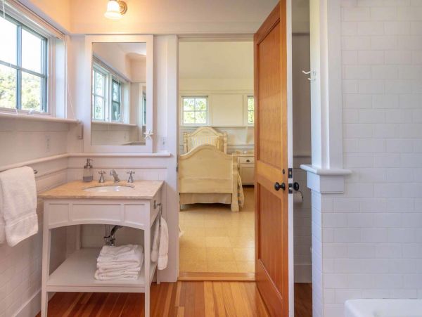 Cape Cod Home 994479