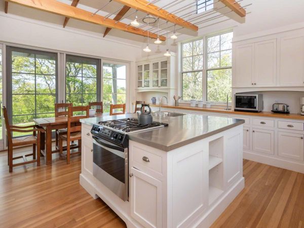 Cape Cod Home 994479
