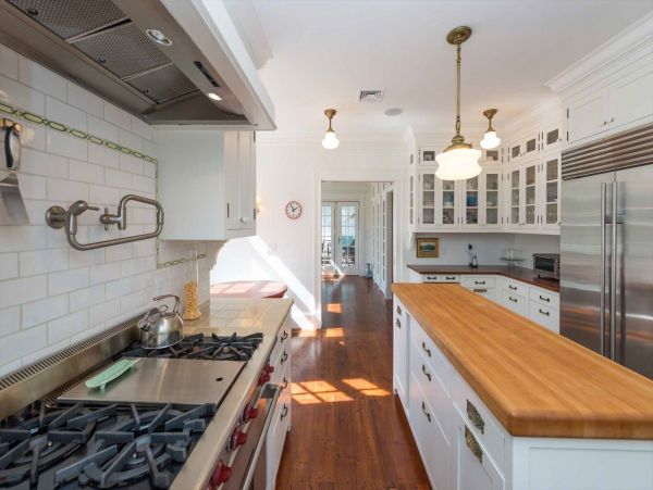 Cape Cod Home 994481