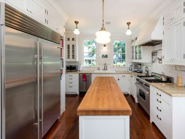 Cape Cod Home 994481