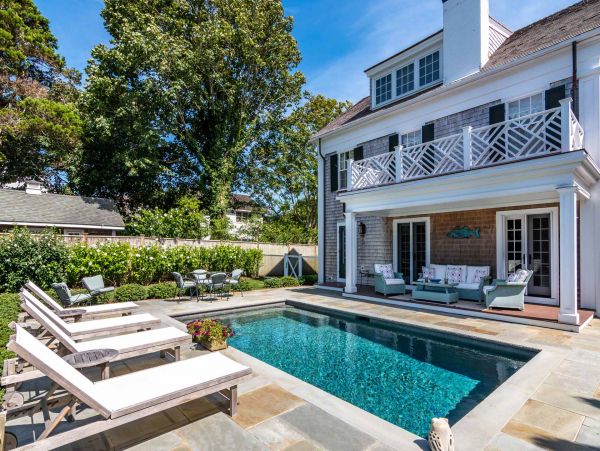 Cape Cod Home 994482
