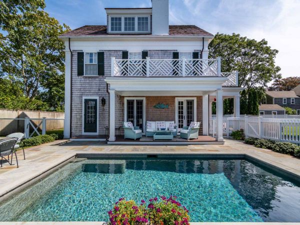 Cape Cod Home 994482