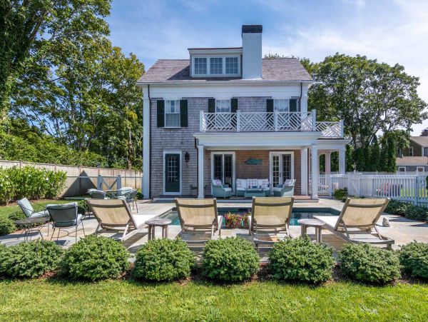 Cape Cod Home 994482