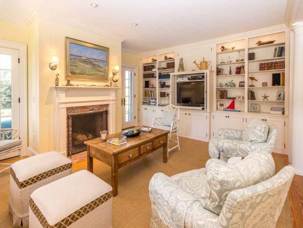 Cape Cod Home 994482