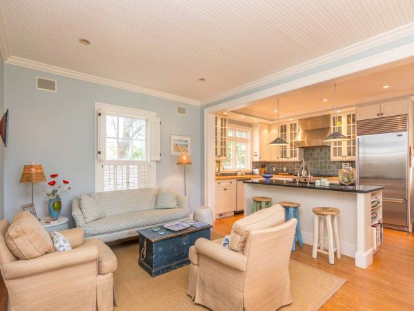 Cape Cod Home 994482