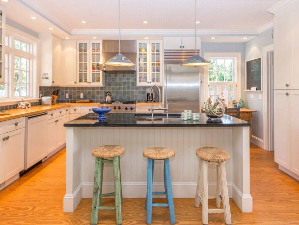 Cape Cod Home 994482