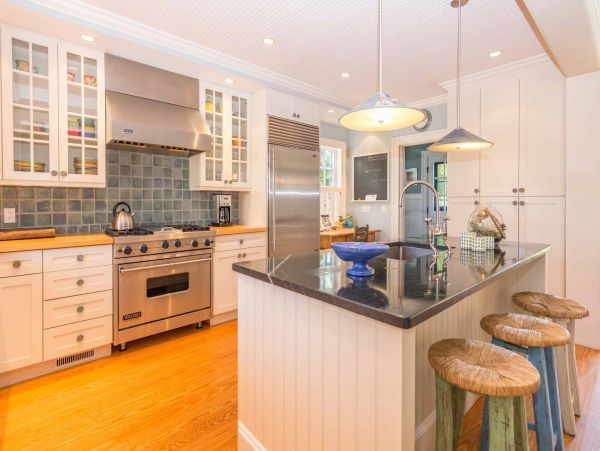 Cape Cod Home 994482