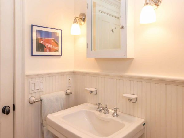 Cape Cod Home 994482