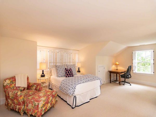 Cape Cod Home 994482