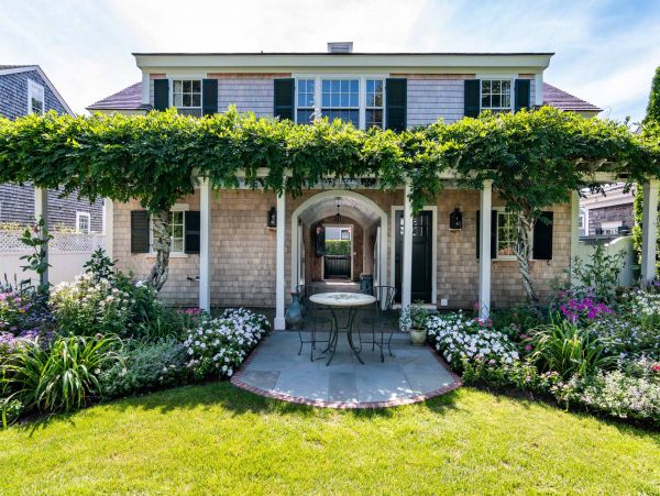 Cape Cod Home 994482