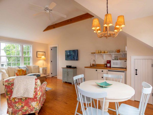 Cape Cod Home 994482