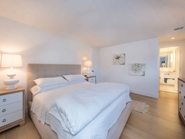 Cape Cod Home 994483