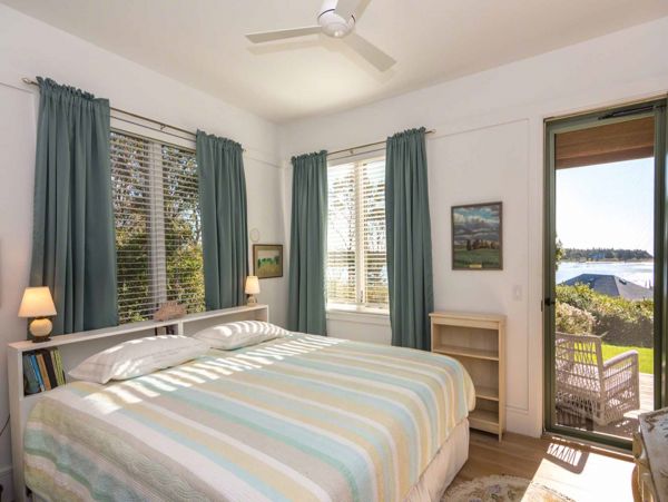 Cape Cod Home 994485
