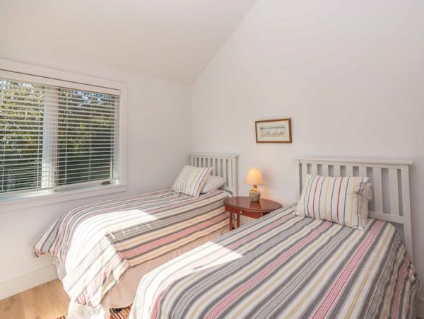 Cape Cod Home 994485