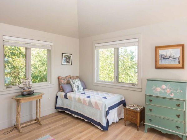 Cape Cod Home 994485