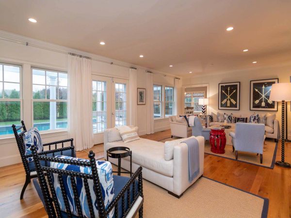 Cape Cod Home 994486